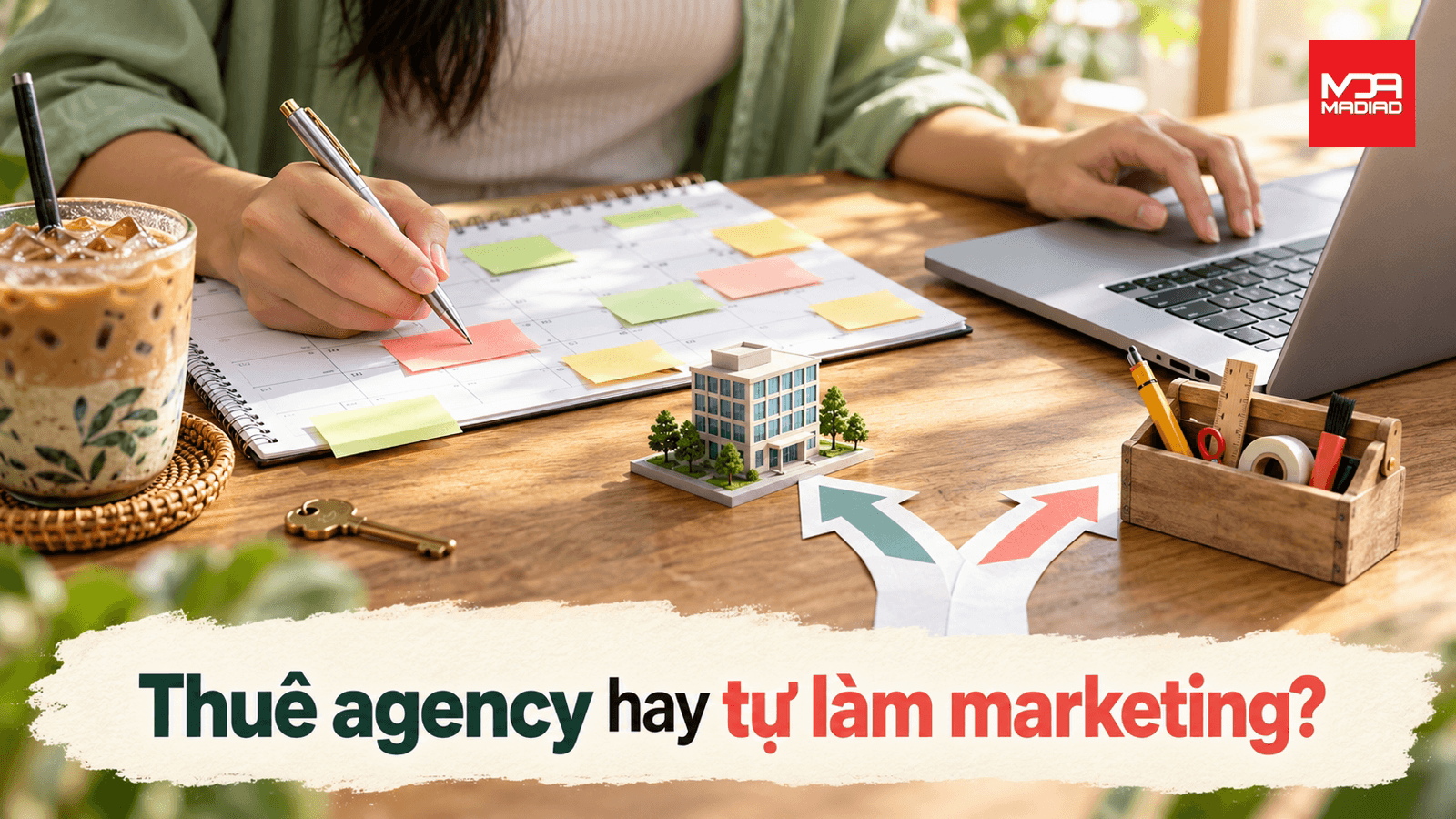Doanh nghiệp nên thuê agency hay tự làm marketing?